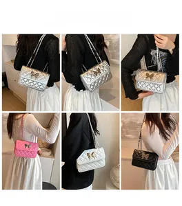 Vues multiples montrant des sacs matelassés en argent rose blanc et noir avec chaîne