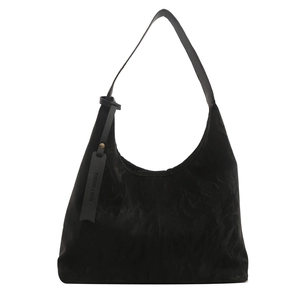Grand sac hobo noir minimaliste pour femme avec texture plissée et silhouette en demi-lune