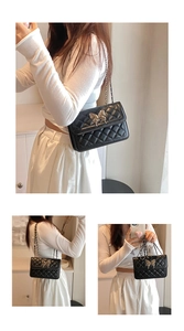 Détails du sac matelassé avec boucle papillon dorée et bandoulière en chaîne