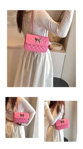 Détail du sac à bandoulière matelassé rose avec boucle nœud argenté et bandoulière chaîne