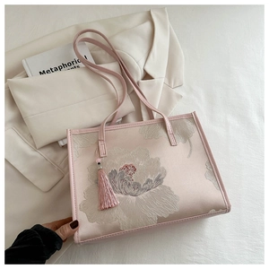 Détail du sac cabas en soie rose avec broderie de pivoines exquise et long gland rose