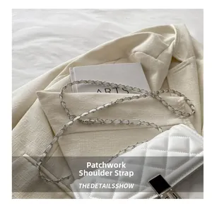 Détail du sac à bandoulière matelassé blanc avec chaîne en cuir et fermoir en métal