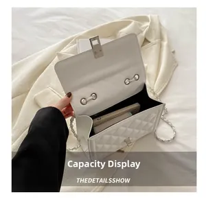 Vue intérieure du sac à chaîne blanc matelassé montrant sa capacité de rangement du sac