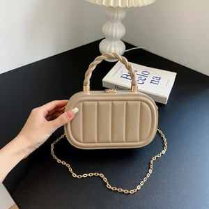 Elegante borsa a capsula beige con motivi verticali e tracolla a catena d'oro