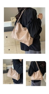 Dettaglio della borsa tote beige minimalista con texture in morbida pelle e cuciture fini