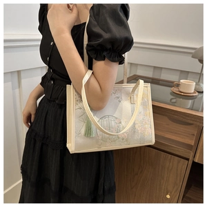 Détail d'un grand sac cabas avec imprimé floral et gland dans un décor moderne