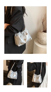 Silberne Beuteltasche mit goldenen Schmetterlingsanhängern und Kettenriemen-Details
