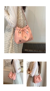 Detailansicht der rosa Tunnelzug-Beuteltasche mit silbernem Schmetterlings-Metallornament