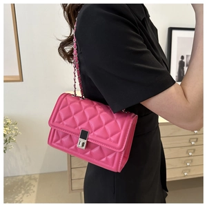 Vue détaillée du sac à bandoulière en cuir matelassé rose porté par un mannequin