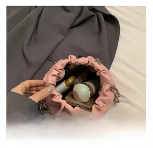 Draufsicht auf das Innere der rosa Beuteltasche mit Platz für Handy und Kosmetikartikel