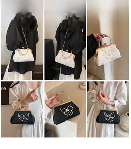 Vue détaillée des sacs de soirée en soie avec broderie papillon en perles en blanc et noir