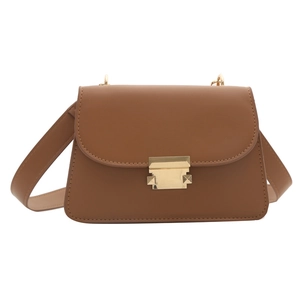 Petit sac carré marron minimaliste avec boucle en métal doré et bandoulière pour femme