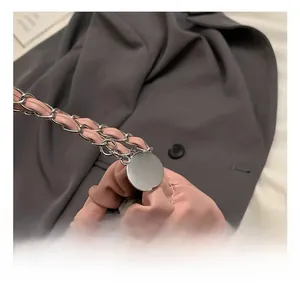 Detailansicht der rosa Falten-Beuteltasche mit Silberkette und Metallanhänger