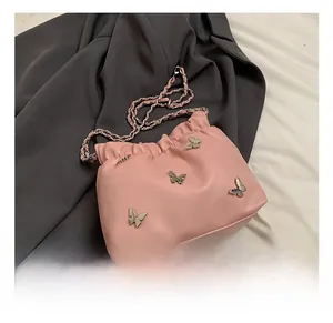 Detailansicht der rosa PU-Leder Beuteltasche mit Silber-Schmetterlingen und Kettengurt