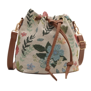 Borsa a secchiello etnica in nylon beige con ricami floreali colorati e tracolla marrone