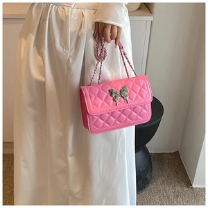 Petit sac à bandoulière rose matelassé avec fermoir papillon argenté et chaîne