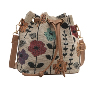 Secchiello etnico in jacquard floreale con coulisse in pelle marrone e tracolla regolabile