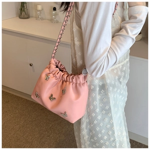 Rosa Kordelzug-Beuteltasche mit silbernen Metallschmetterlingen und Kettenriemen