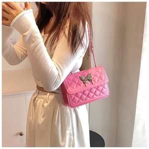 Détail du sac bandoulière matelassé rose avec fermoir papillon en métal liquide argenté