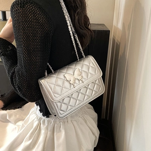 Sac bandoulière argenté matelassé avec fermoir papillon et bandoulière chaîne