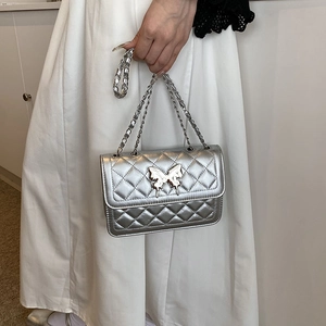 Sac à bandoulière matelassé argenté avec boucle papillon en métal liquide tendance