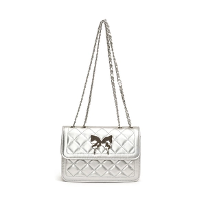 Sac bandoulière argenté matelassé avec logo papillon et bandoulière chaîne