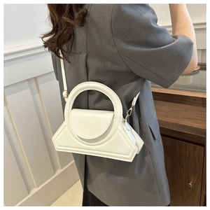 Dettaglio di una borsa bianca geometrica con manico rotondo grande e pelle PU liscia fine