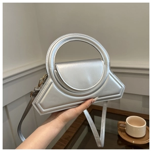 Dettaglio della borsa a trapezio argento metallizzato con manico tondo e tracolla