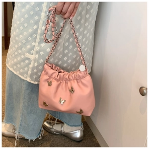 Detail der rosa Falten-Beuteltasche mit Metall-Schmetterlingen und silberner Kette