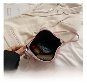 Capacità interna della borsa a secchiello in PU rosa con telefono, rossetto e cosmetici