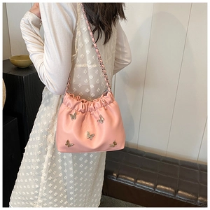 Detailansicht der rosa gefalteten Beuteltasche mit silbernen Metallschmetterlingen