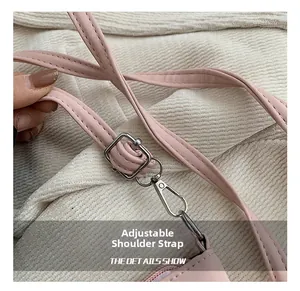 Dettaglio della tracolla regolabile in pelle rosa con fibbia argentata e gancio in metallo
