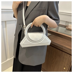 Dettaglio di una borsa a tracolla argento metallizzato con design geometrico e finitura lucida