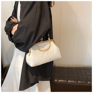 Détail du sac de banquet en satin blanc avec perles et poignée en métal doré