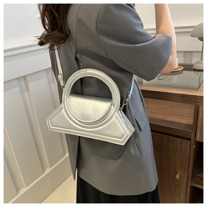 Dettaglio borsa geometrica argento in finta pelle metallizzata con tracolla