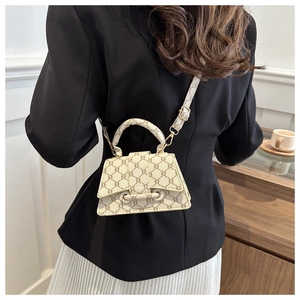 Dettaglio mini borsa a tracolla beige monogramma con finiture dorate e tracolla sottile