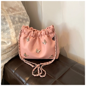 Nahaufnahme der rosa Beuteltasche mit silbernen Schmetterlingen und Kordelzug-Detail