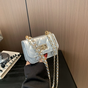 Mini borsa trapuntata argento con catena e chiusura a girello quadrata metallica