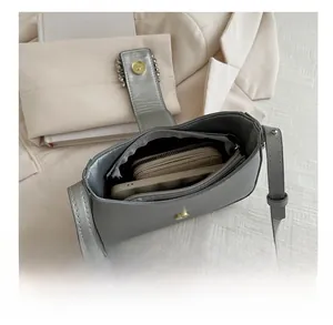 Vue intérieure montrant l'espace pour portefeuille et smartphone du sac baguette argent