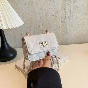 Elegante borsa trapuntata con catena bianco crema con dettagli dorati e chiusura a scatto
