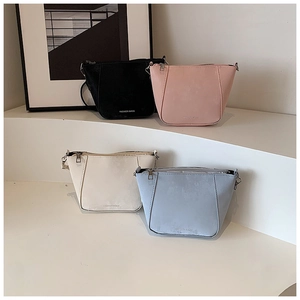 Borse a mano a trapezio minimaliste in quattro colori con pelle opaca e scritte stampate