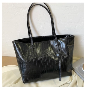 Vue détaillée du motif crocodile noir sur un grand sac cabas en similicuir chic