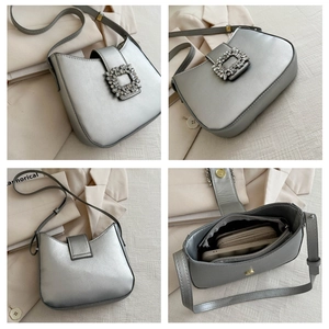 Vues détaillées du sac selle argenté avec boucle strass et compartiments de rangement