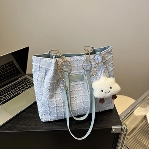 Sac cabas en tweed bleu clair avec chaîne dorée et charm nuage en peluche doux