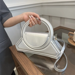 Borsa a trapezio geometrica argento con manico rotondo e tracolla per donna