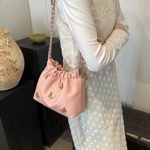 Rosa plissierte Beuteltasche mit goldenen Schmetterlingen und Kettenriemen