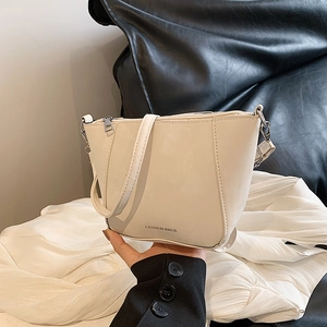Borsa a secchiello beige minimalista con stampa FASHION BAGS e tracolla regolabile