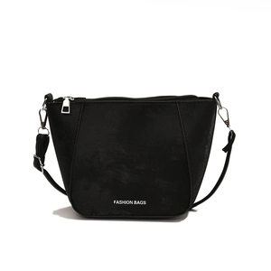Borsa a secchiello a tracolla in ecopelle nera con scritta Fashion Bags bianca moda