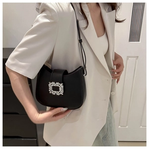 Détail du sac d'épaule demi-lune en cuir noir avec boucle de luxe en strass argent