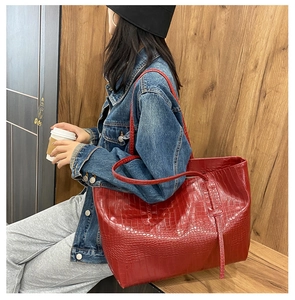 Mannequin portant un grand sac cabas rouge gaufré crocodile pour le quotidien